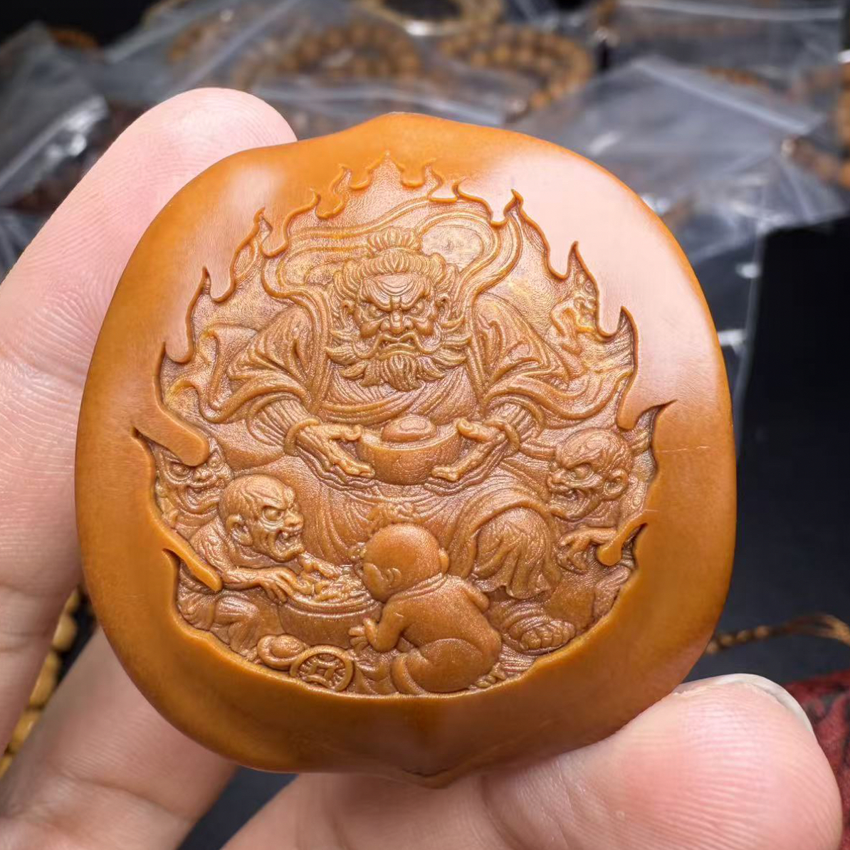 橄榄核雕刻钟馗手把件2
