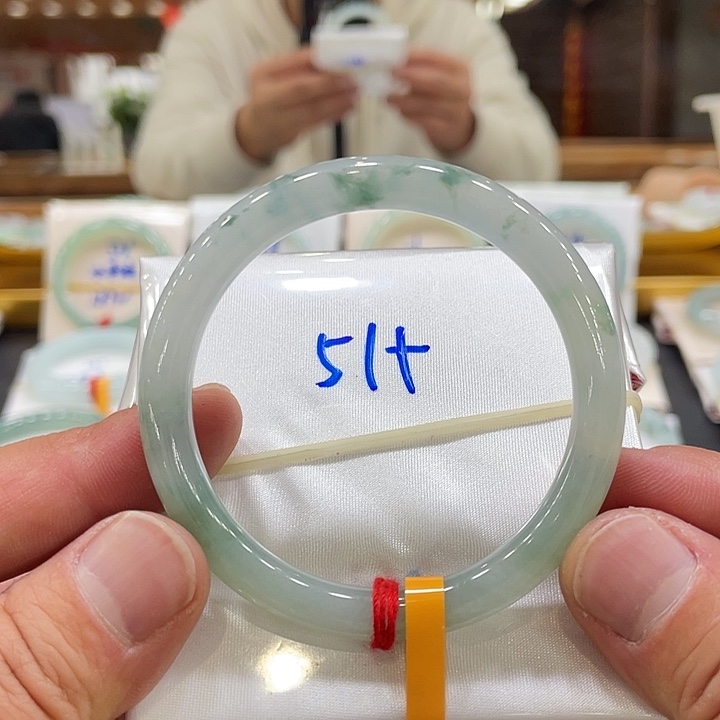 翡翠手镯未镶嵌我