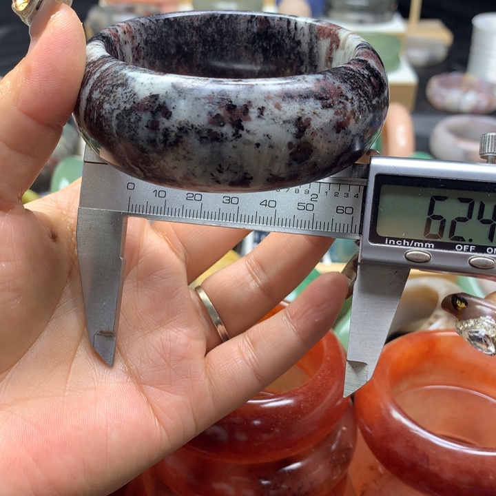 未镶嵌手镯石英质玉
