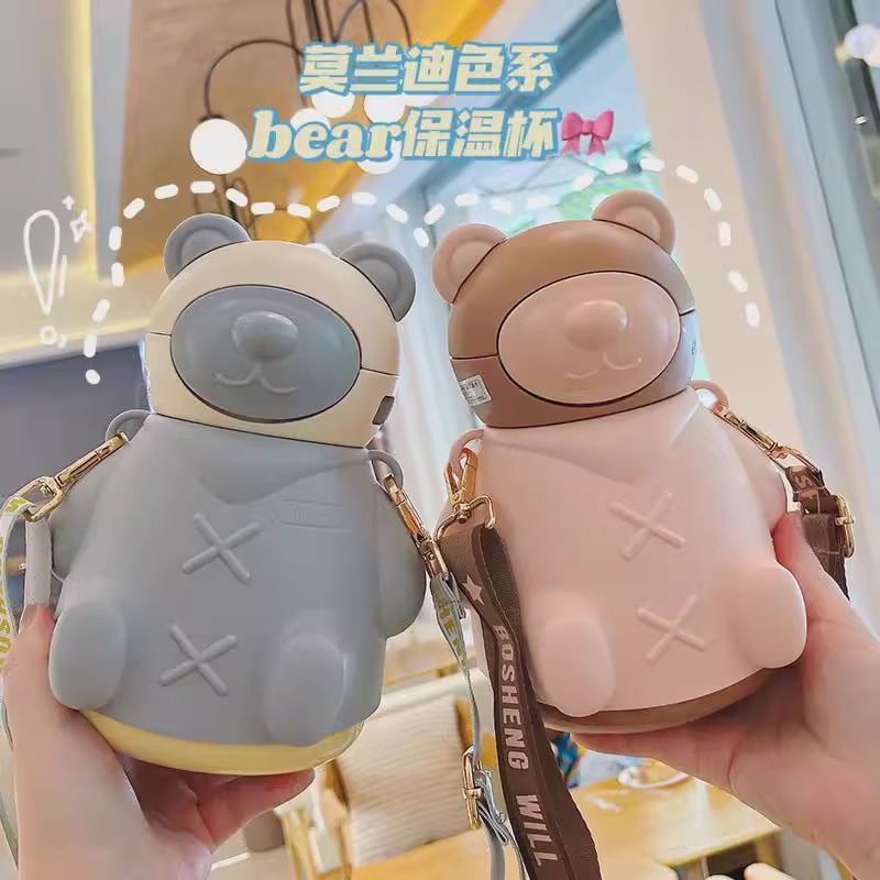 热销太空熊杯儿童卡通成人水杯可背可拎弹跳吸管可直饮卡通太空杯