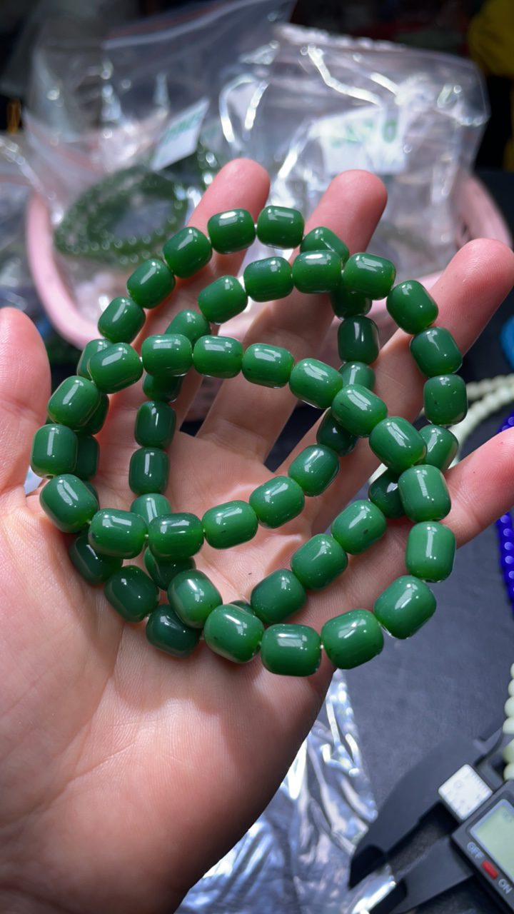 D 946 8*9 碧绿小桶三圈手串