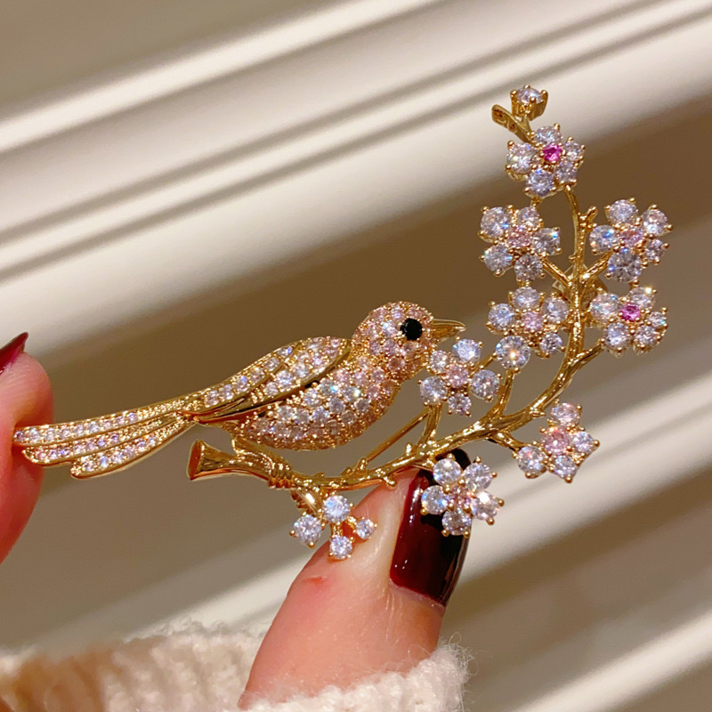 铜合金合成锆石胸针 喜上眉梢轻奢时尚可爱百搭金色重工精致优雅