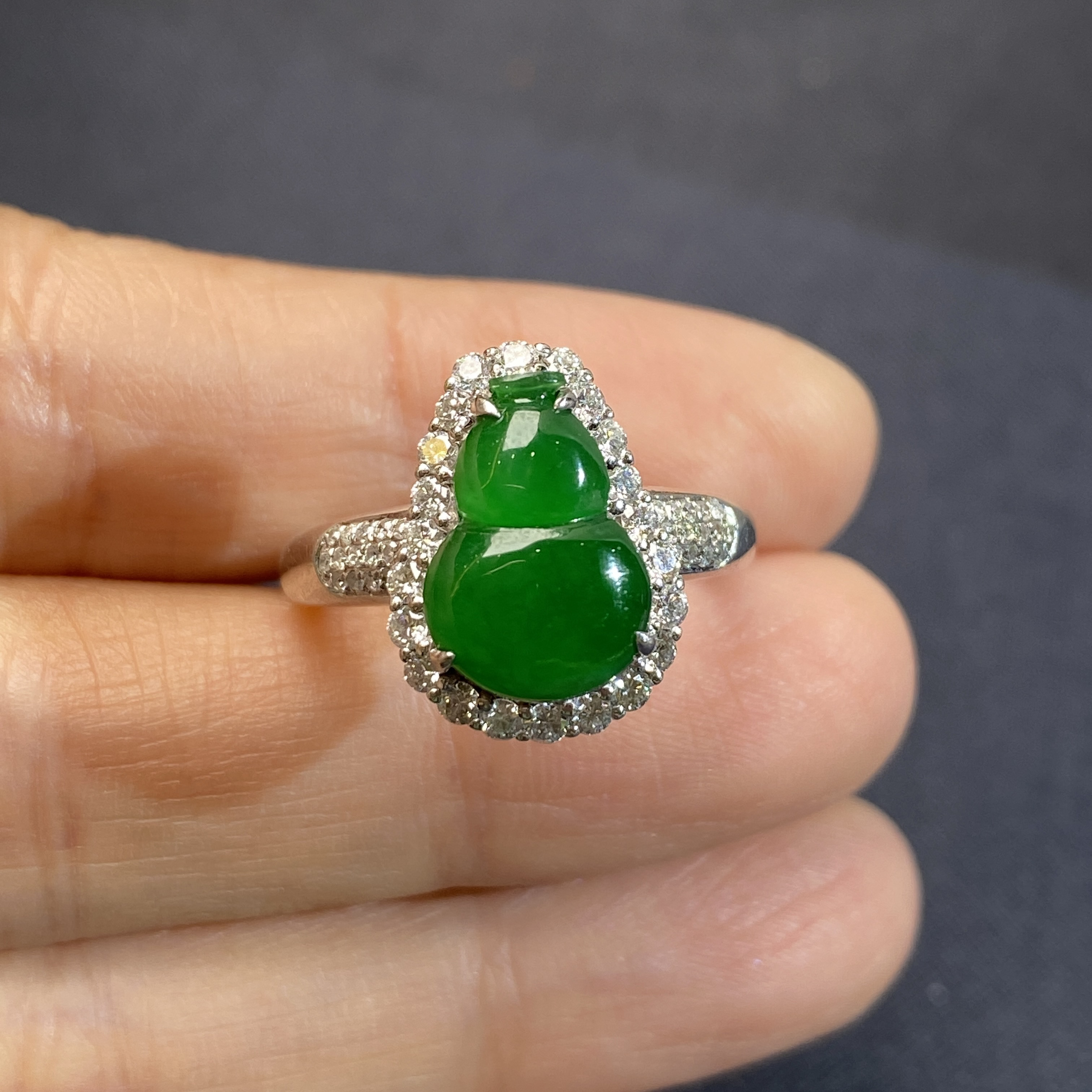 18k镶钻冰种辣绿葫芦翡翠戒指 圈口13 种老色好 冰透水润上手大气