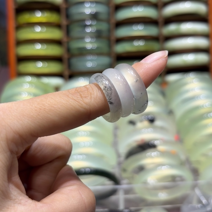 未镶嵌岫玉手镯夏**秋天然