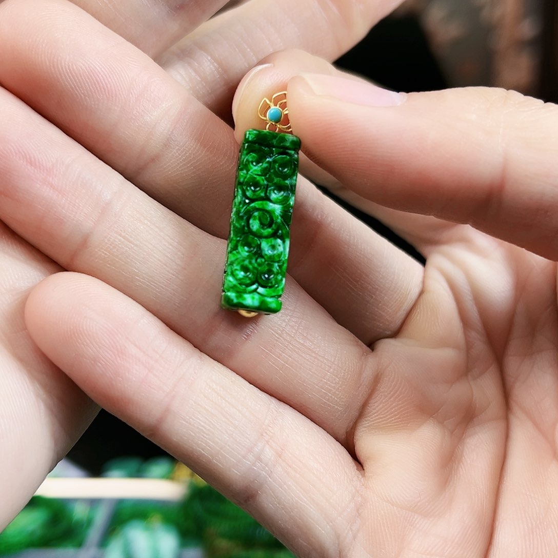 翡翠颈饰18K金镶嵌吊坠多样性