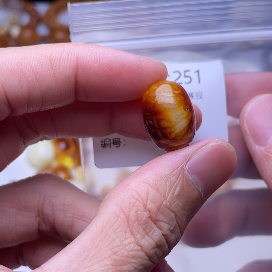 琥珀未镶嵌裸石琥珀