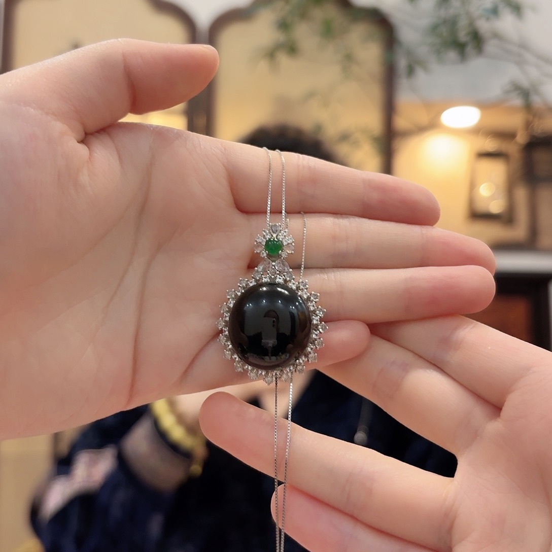 翡翠18K金镶嵌吊坠(赠链)