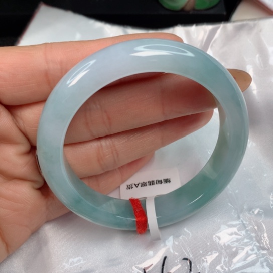 翡翠手镯未镶嵌……………