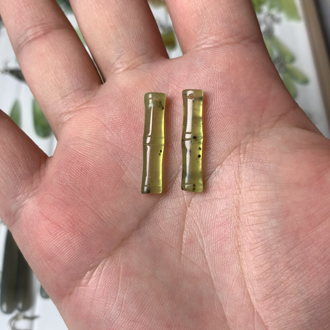 蛇纹石玉耳环未镶嵌