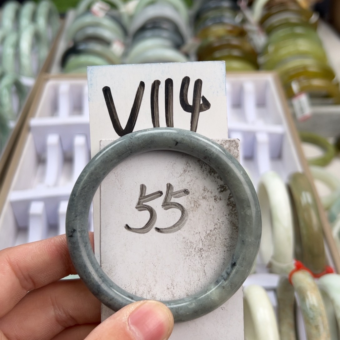 岫玉手镯未镶嵌天然岫玉微瑕，可以正常佩戴