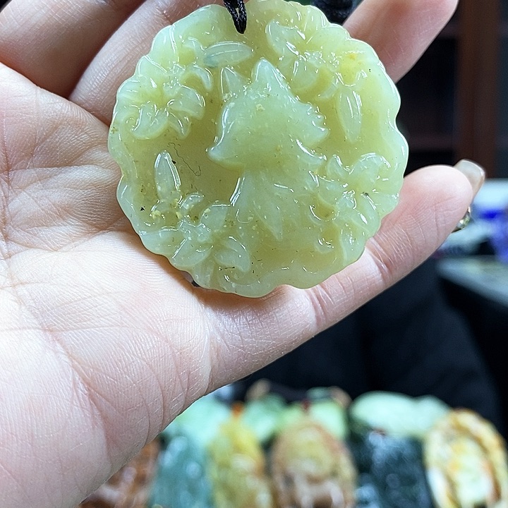 蛇纹石玉吊坠未镶嵌