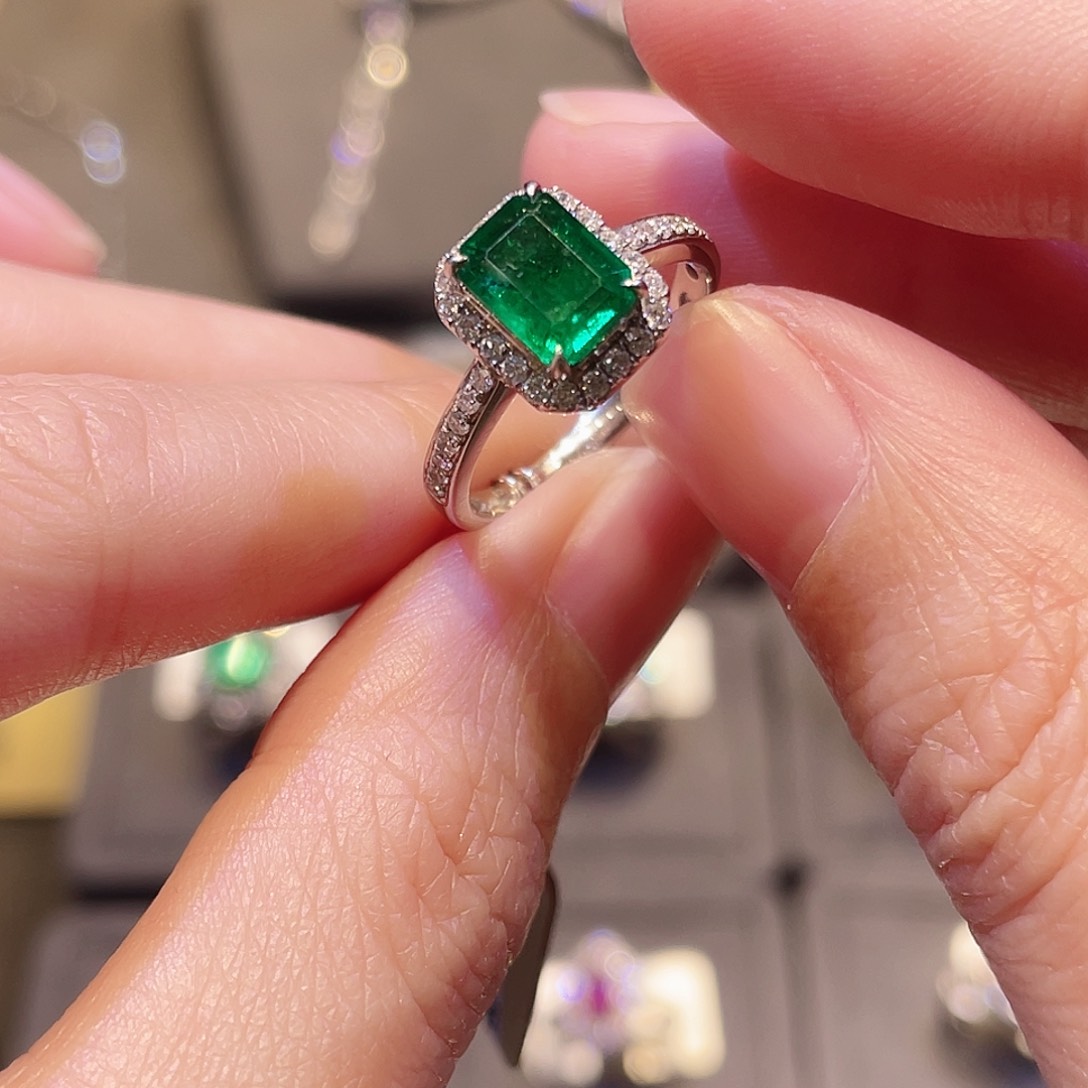 祖母绿戒指18K金镶嵌1.48c t