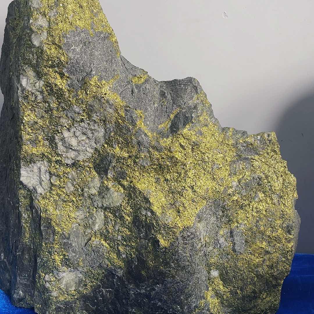 杰***哥石材天然金矿摆件