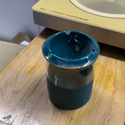 微瑕，口径7，高9烟灰缸2个