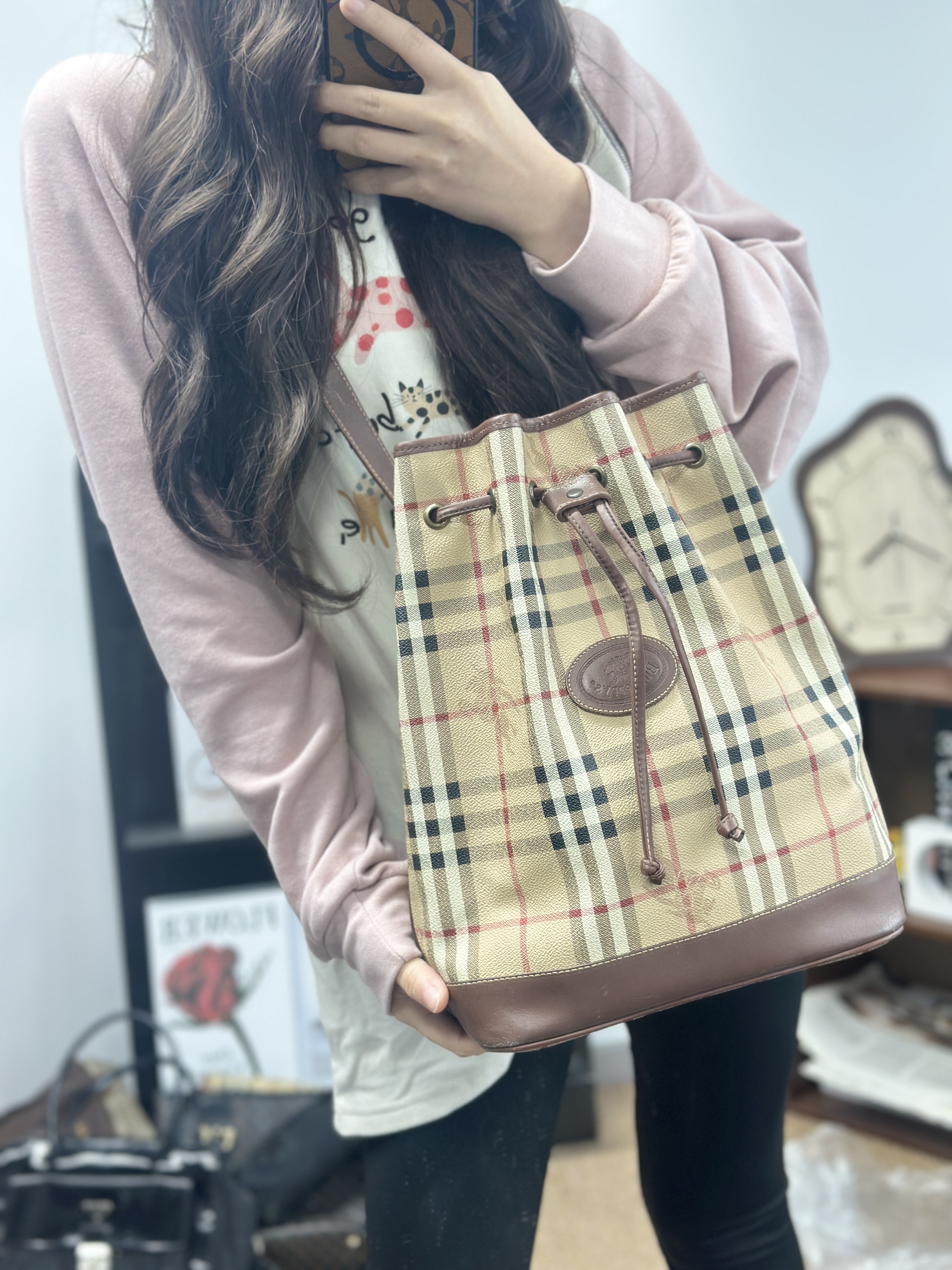 95新 BURBERRY/博柏利 格纹水桶斜挎包/jm365