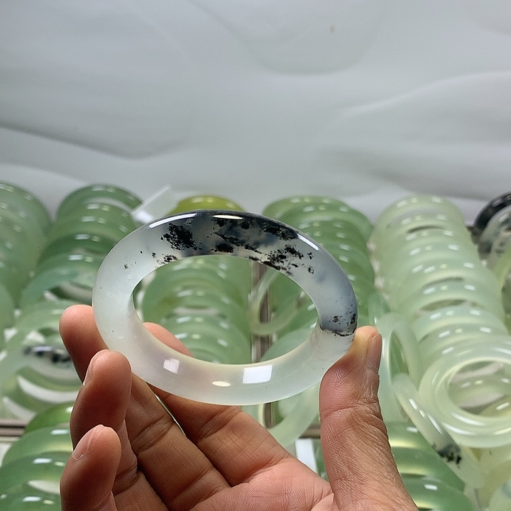 蛇纹石玉未镶嵌手镯