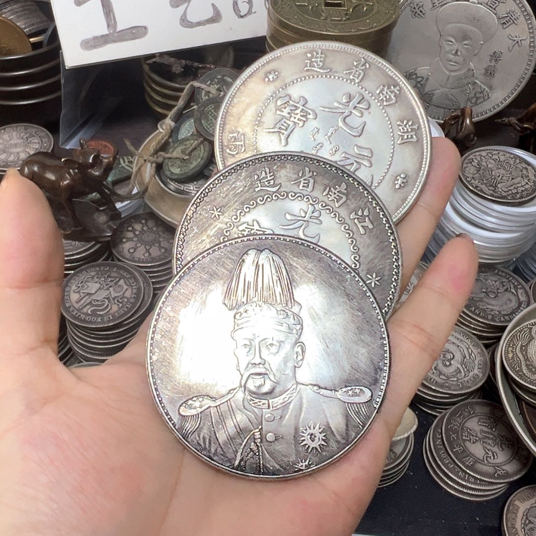 金属银元复古风格摆件