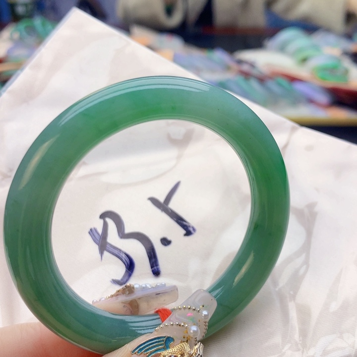 翡翠手镯未镶嵌翡翠手镯