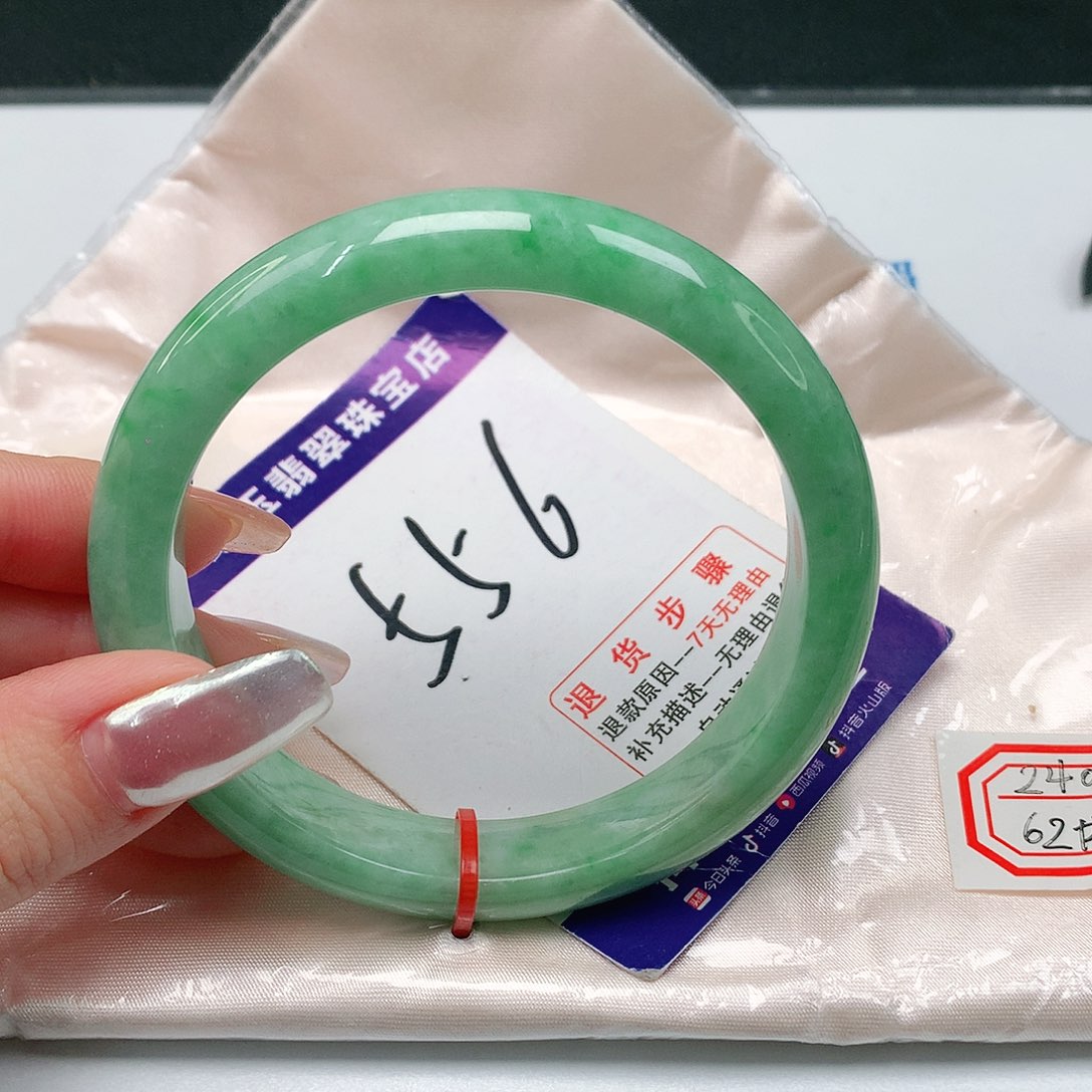 翡翠手镯未镶嵌翡翠手镯