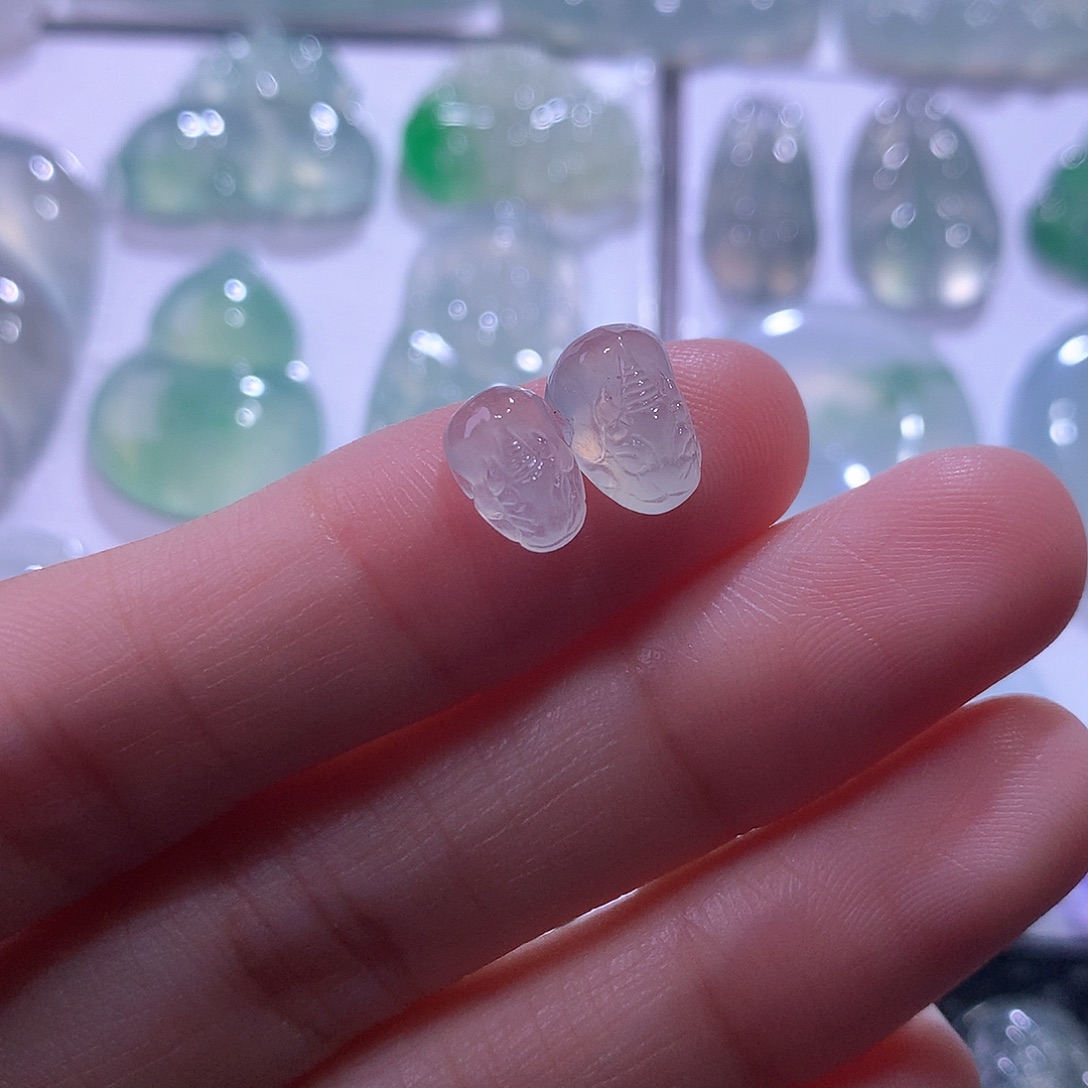 翡翠未镶嵌颈饰一对