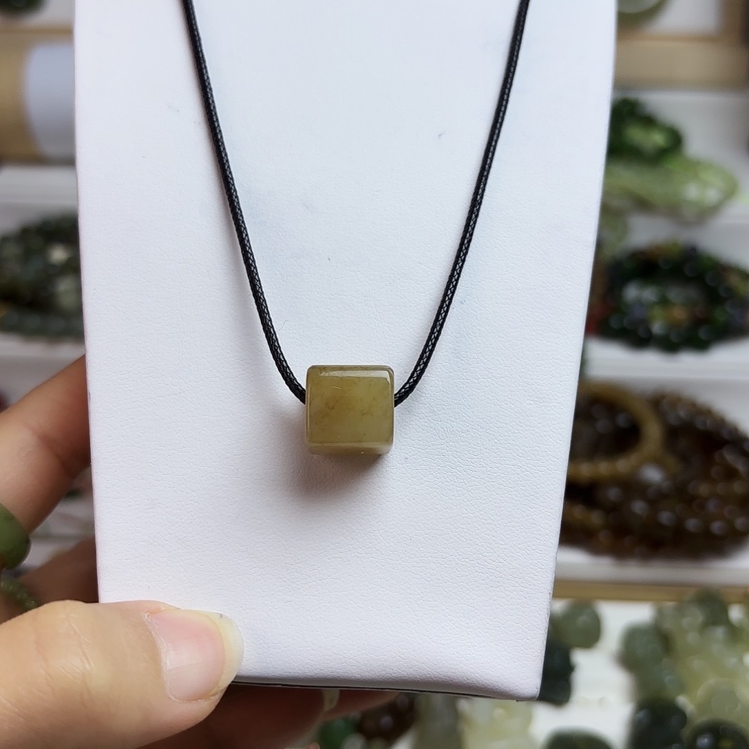 和田玉颈饰未镶嵌路路通