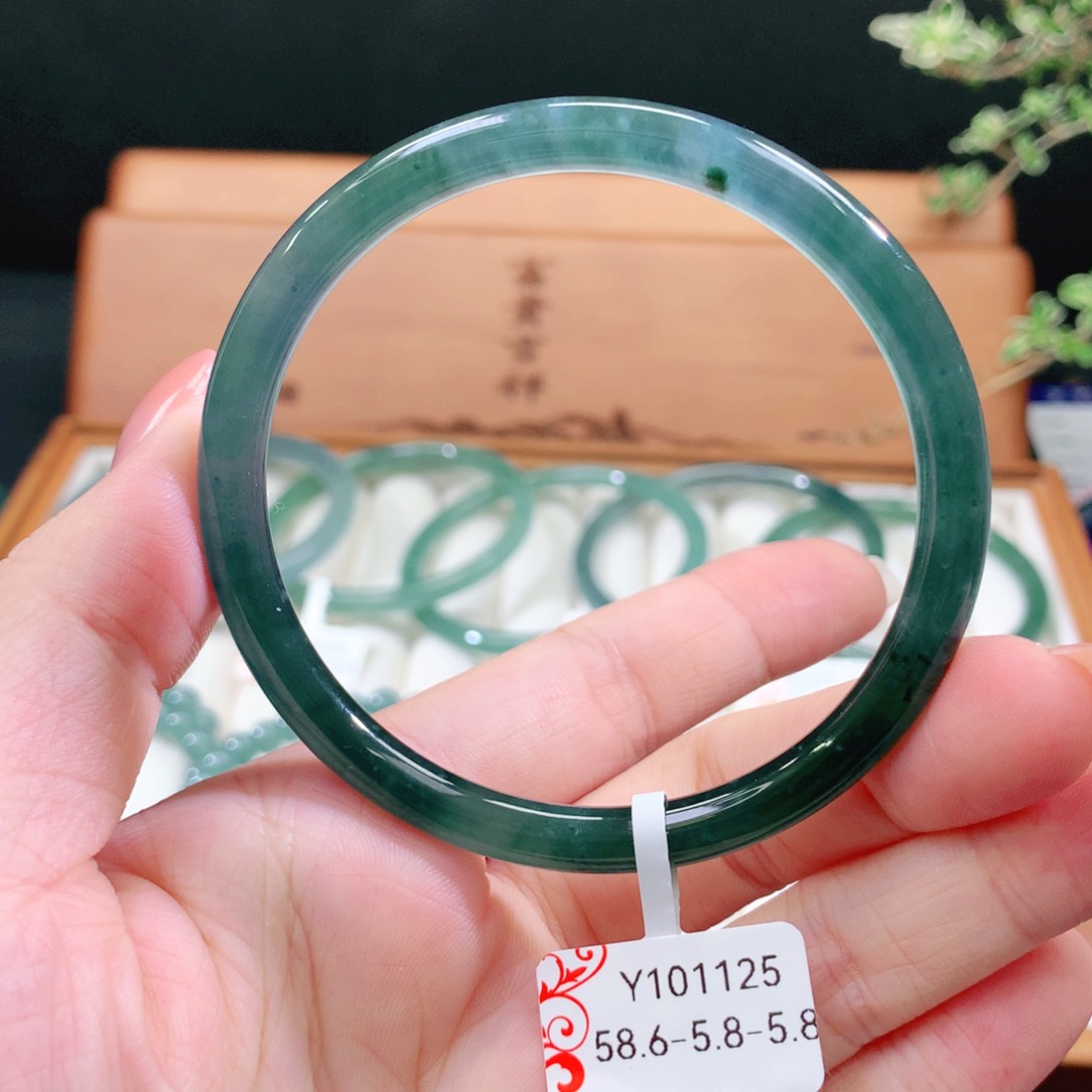 翡翠手镯未镶嵌天然
