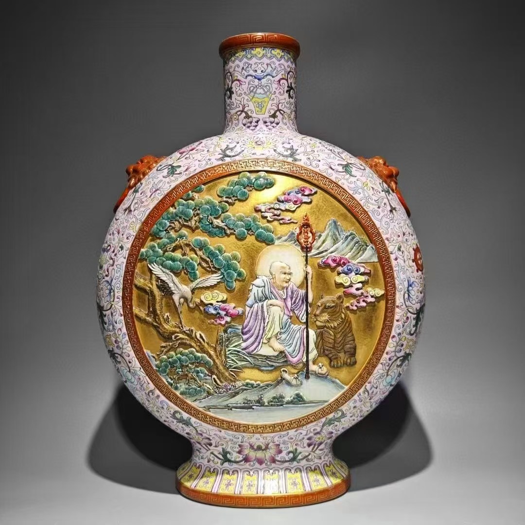 粉彩宫粉地莲托八吉开窗雕刻描金降龙伏虎辅兽耳抱月瓶 