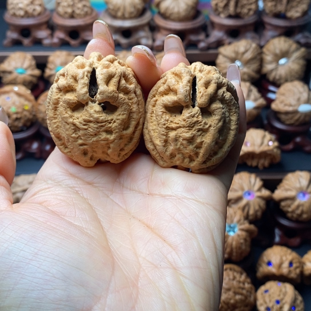 文玩核桃吊坠鬼脸