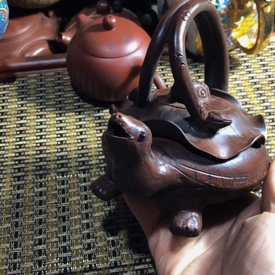 紫砂茶壶原矿泥料手工制作的紫砂壶。