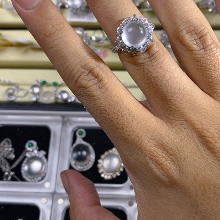 卢***胖石英质玉合金戒指