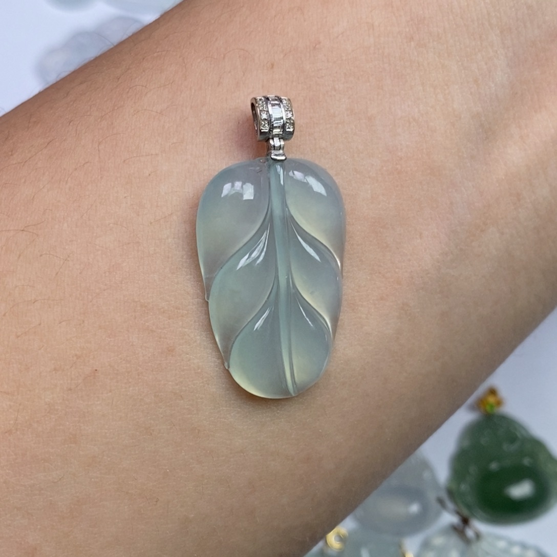 S****翡翠18K金镶嵌颈饰叶子