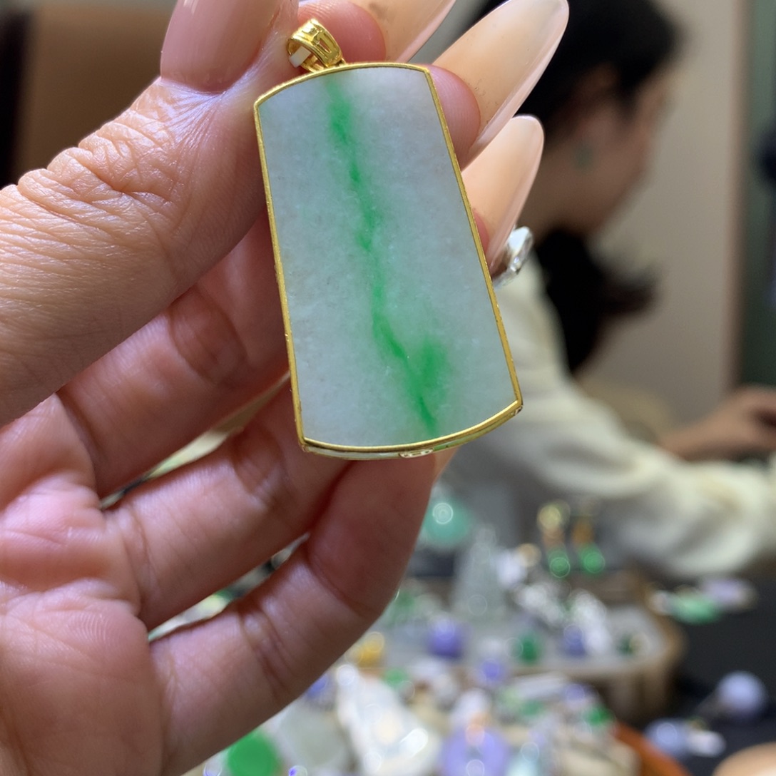 颈饰18K金镶嵌翡翠