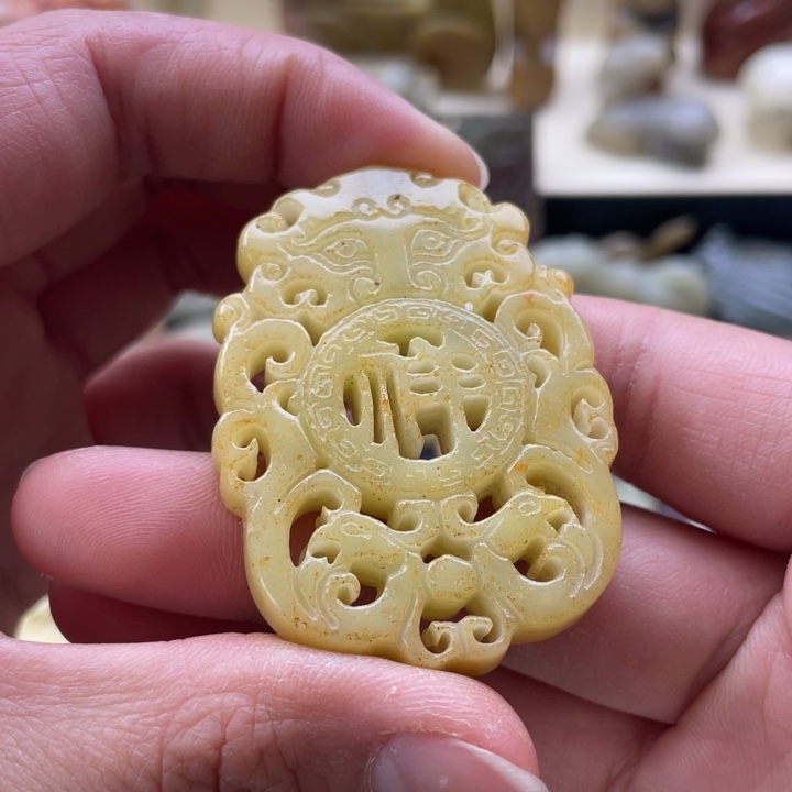 蛇纹石玉未镶嵌颈饰