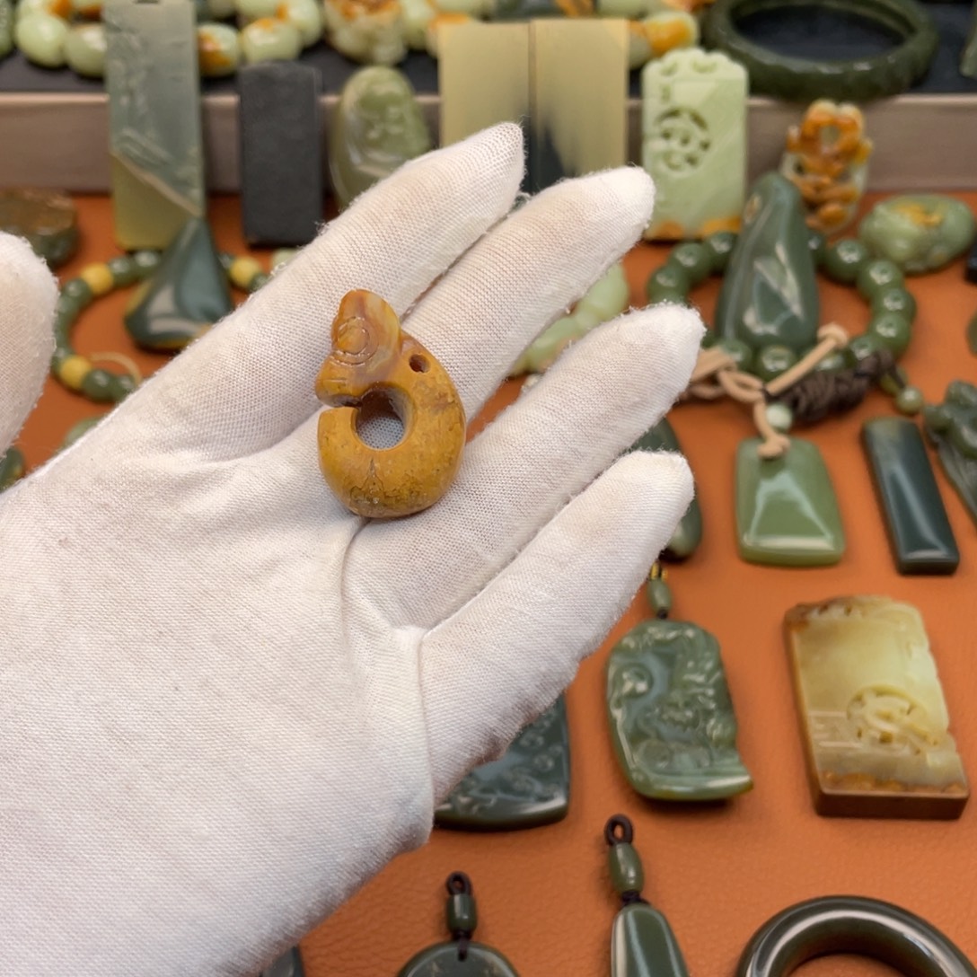 岫岩河磨玉（透闪石质玉）未镶嵌挂件