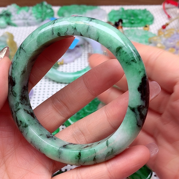 翡翠手镯未镶嵌翡翠