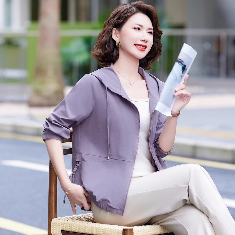 中年妈妈春夏款防晒服连帽短款外套中老年女装宽松薄款上衣防晒衣