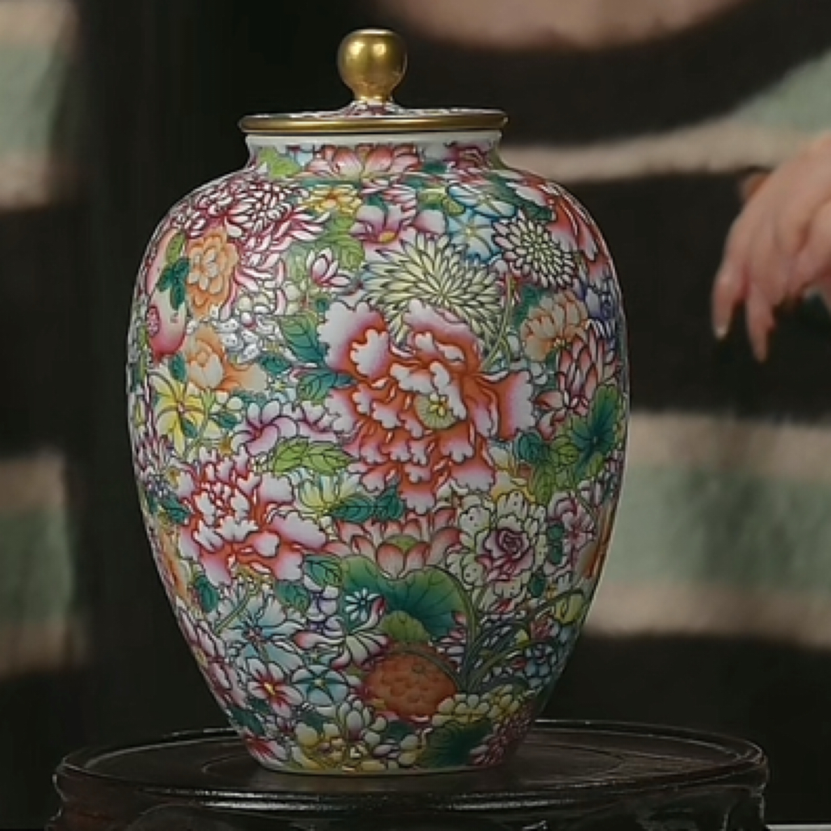 Y粉彩百花不露地纹盖罐