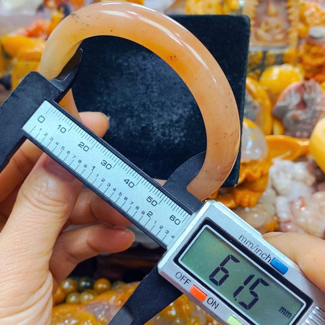 未镶嵌石英质玉（黄龙玉）颈饰