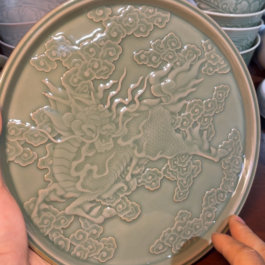 微瑕浮雕麒麟盘一只