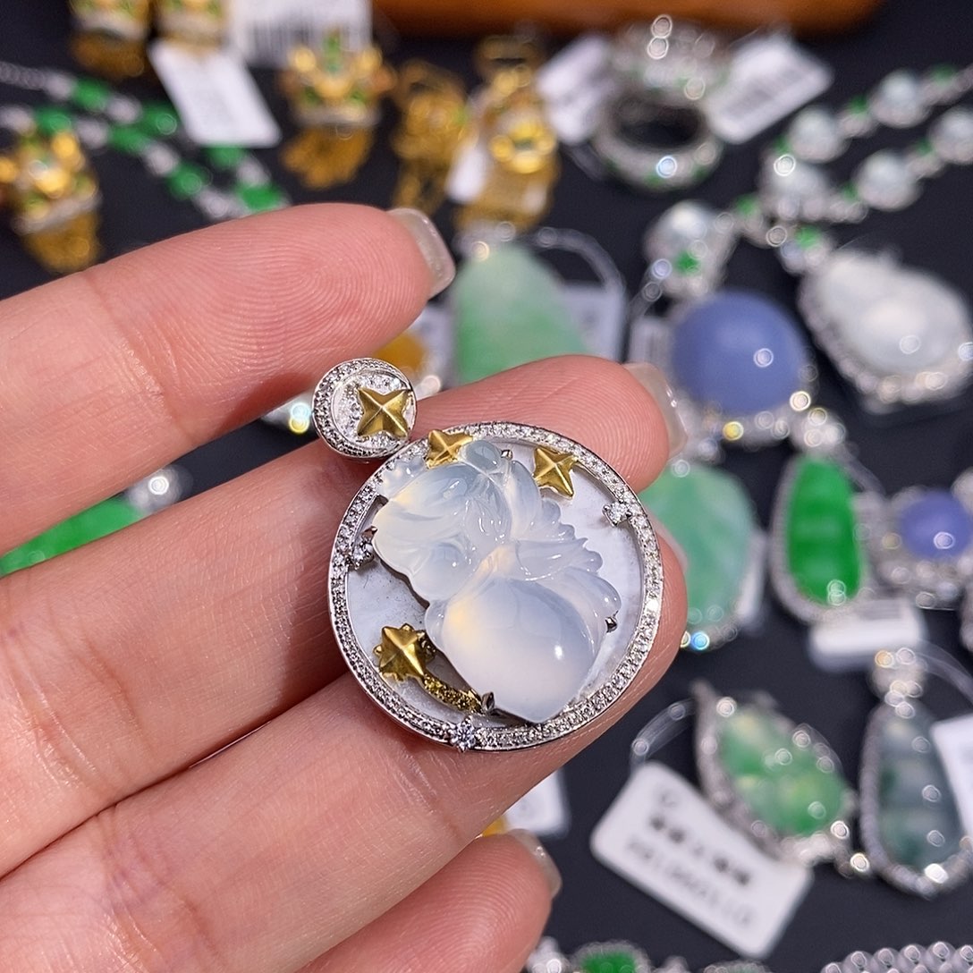 翡翠吊坠(不含链)18K金镶嵌