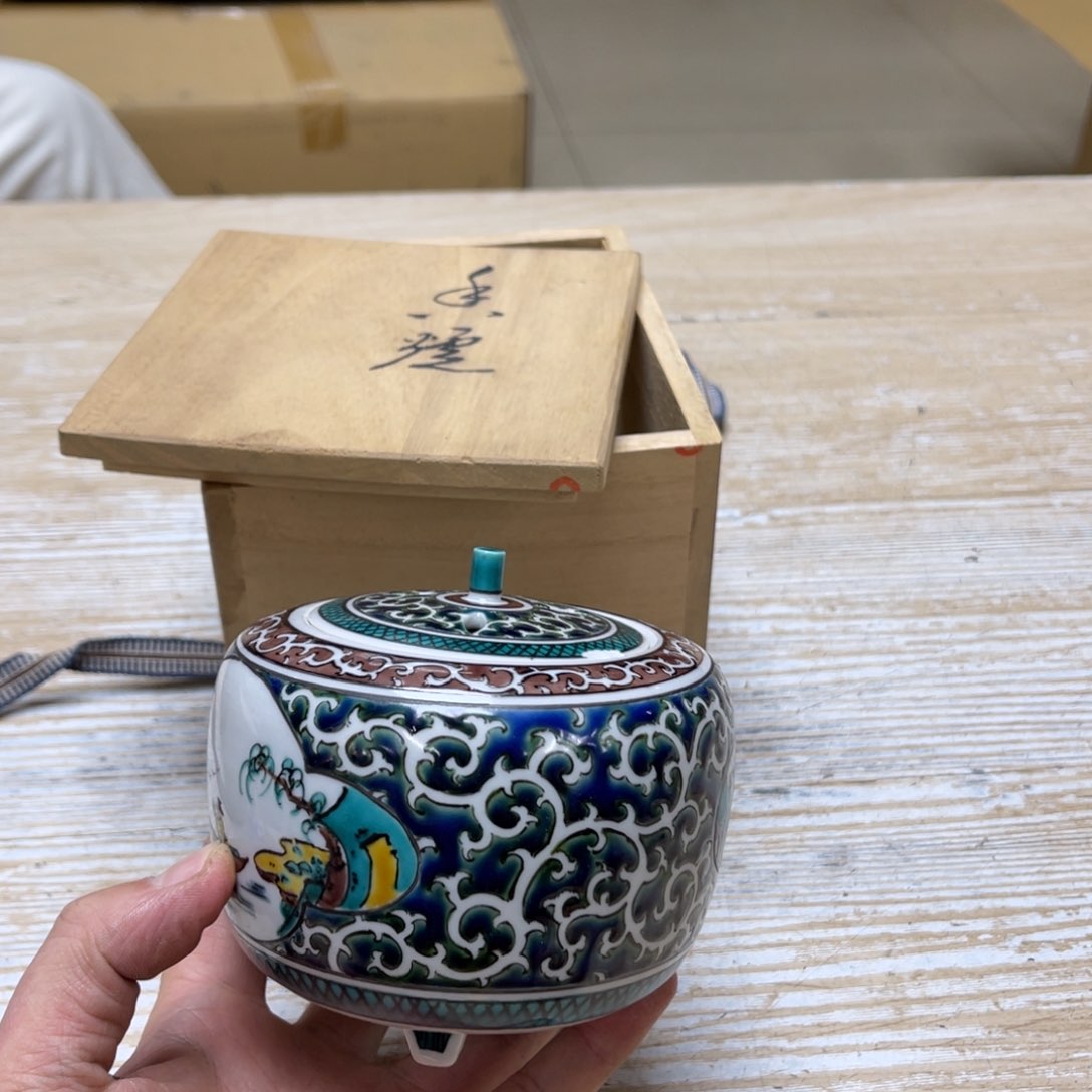 瓷片密密麻麻地排列着一个