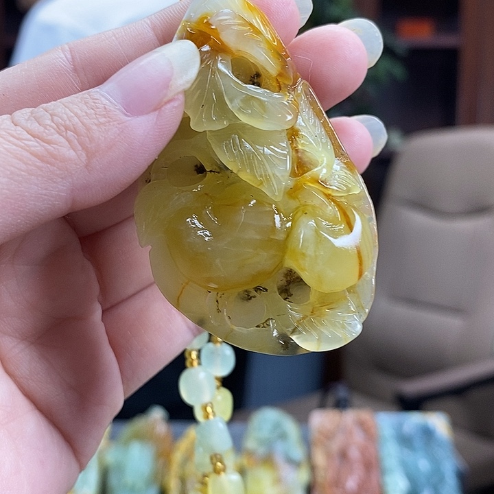 蛇纹石玉未镶嵌颈饰