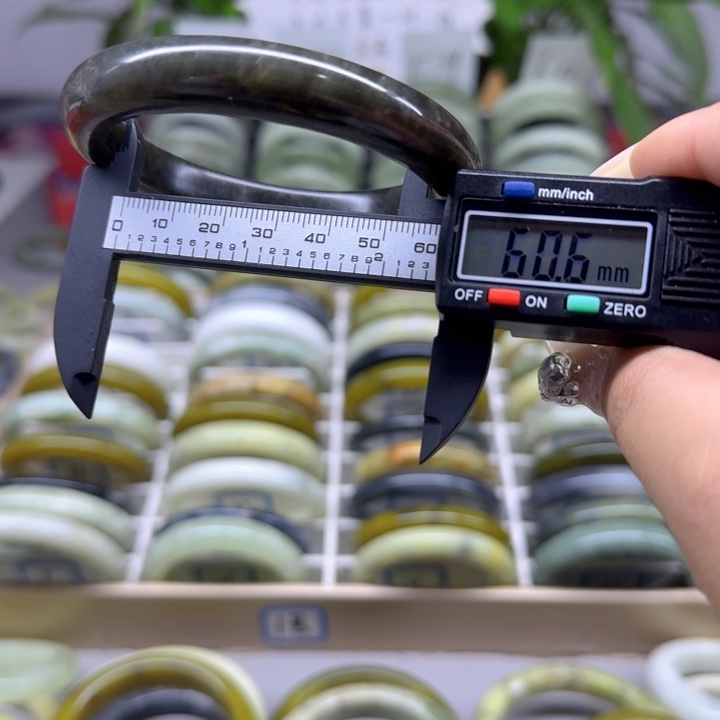 蛇纹石玉未镶嵌手镯8