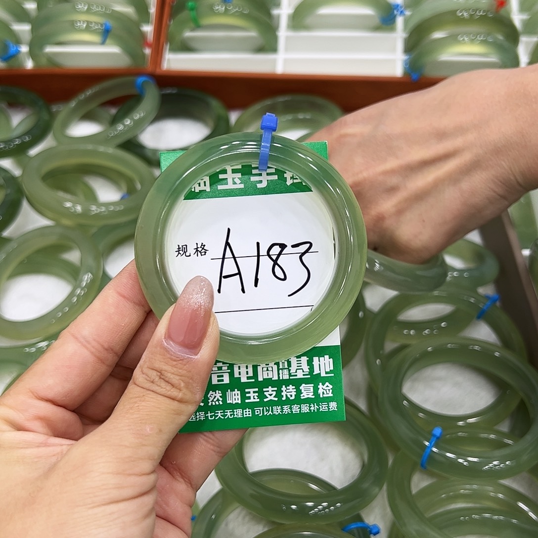 亲***钦蛇纹石玉未镶嵌手镯