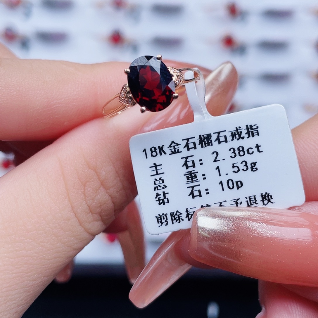 18K金镶嵌戒指石榴石
