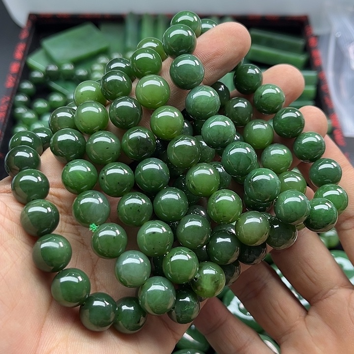 和田玉俄罗斯乌兰海碧玉卡12多样性发一未镶嵌