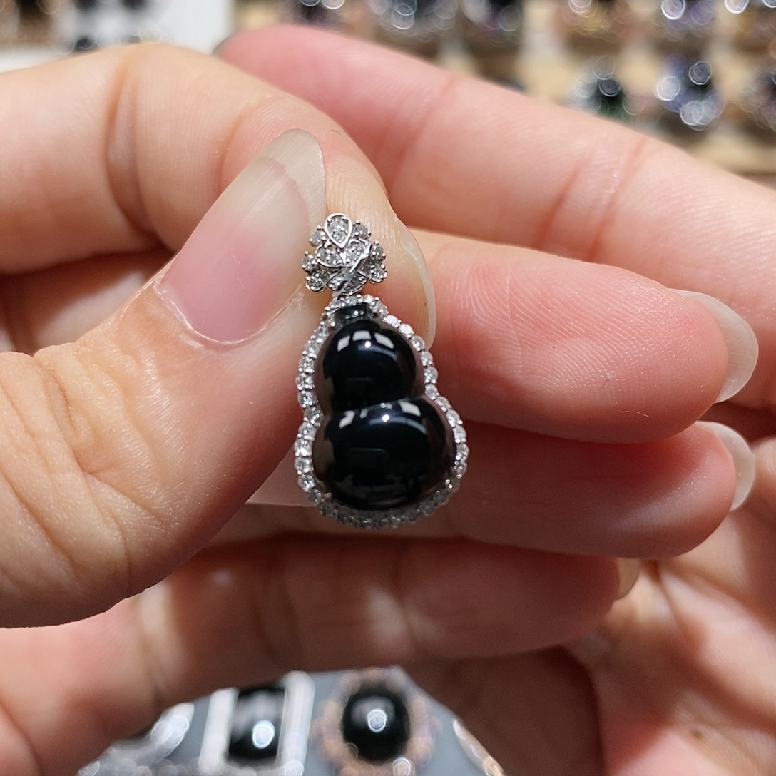 颈饰18K金镶嵌翡翠墨翠葫芦