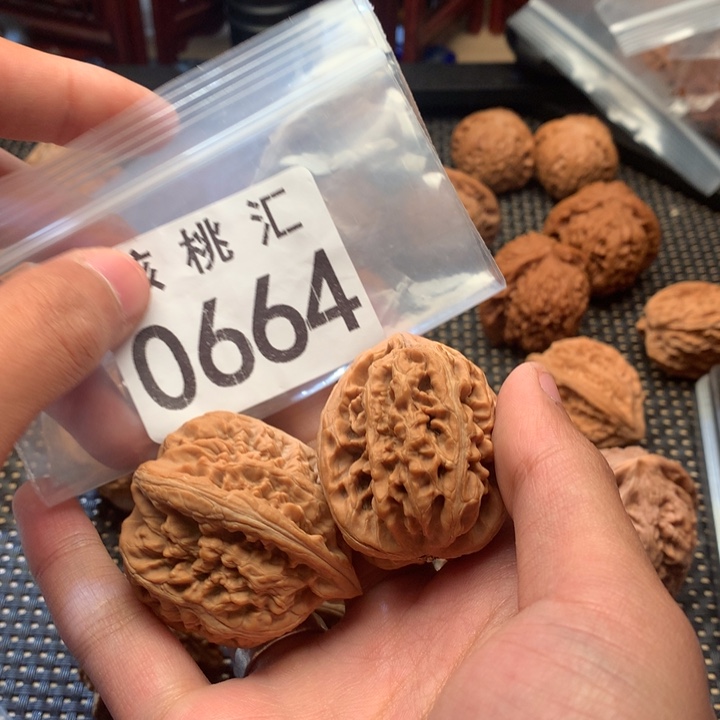 文玩核桃吊坠红锦鲤