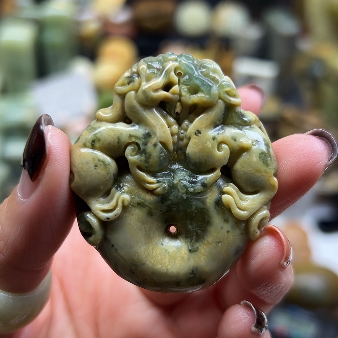 岫玉未镶嵌颈饰花玉兰貔貅