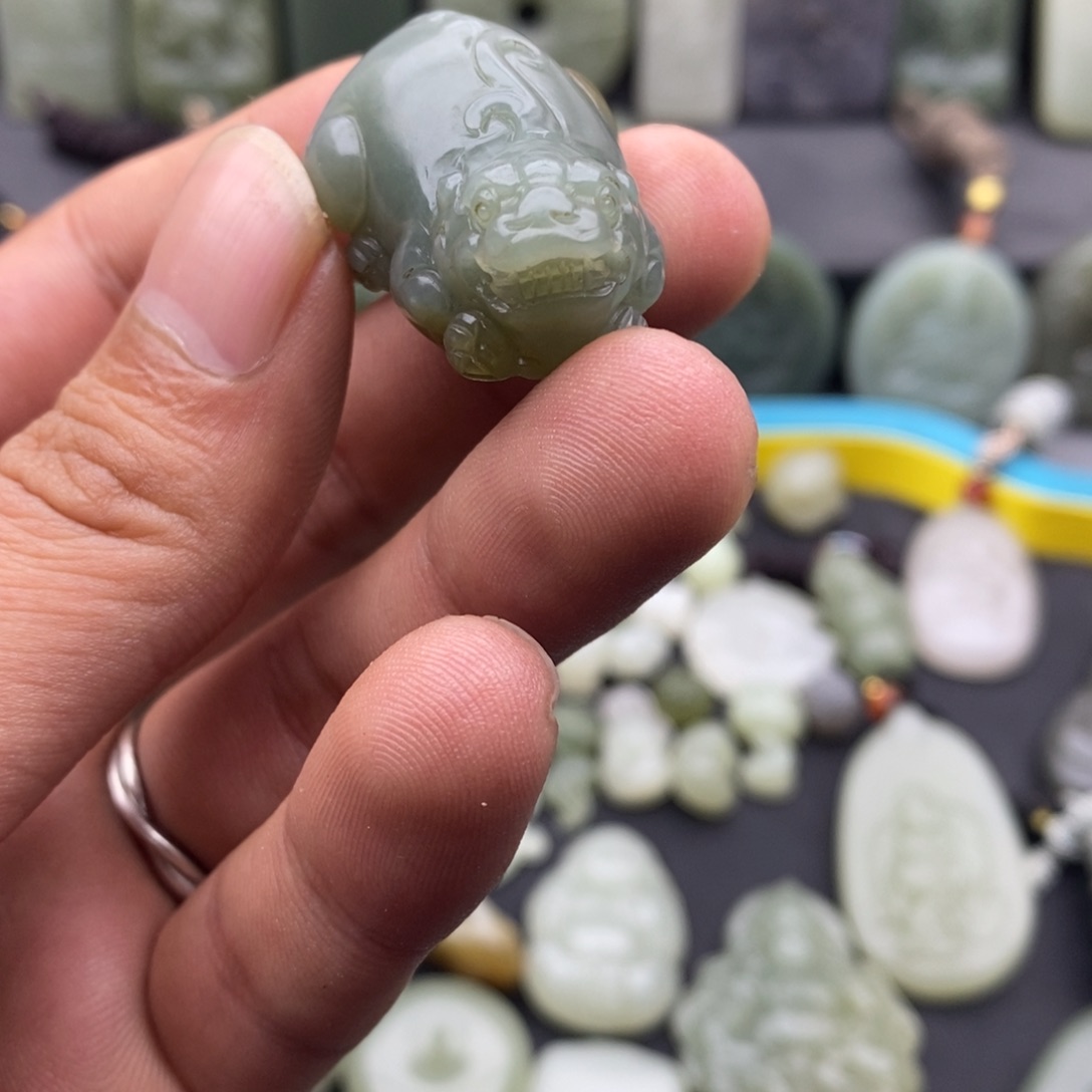 和田玉颈饰未镶嵌昆****）